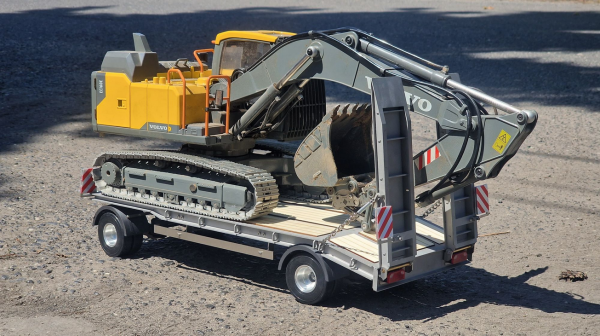 FM 2-Achs-Tiefladeanhänger mit flachem Plateau 1:14